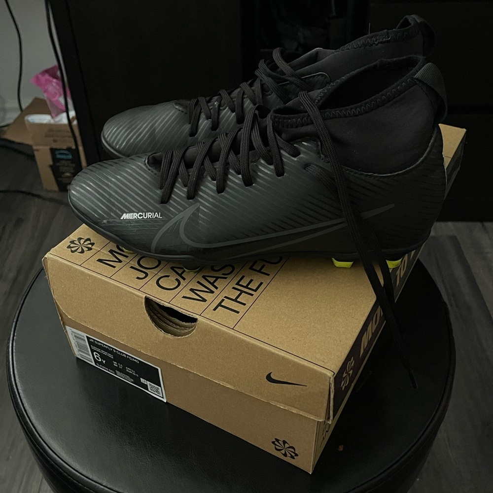Nike jet black cleats size Us 6 (youth cleats/unisex)!